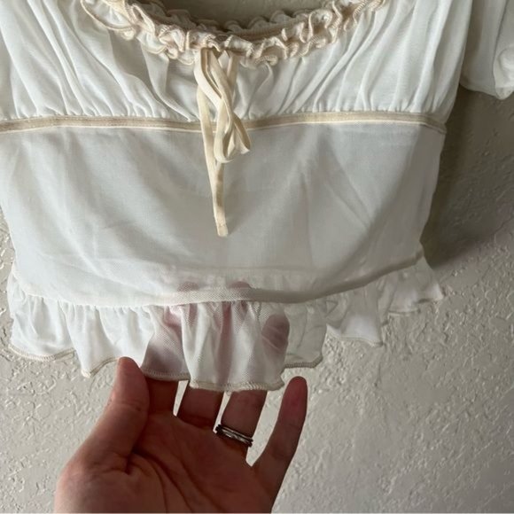 URBAN Outfitters Milkmaid Off Shoulder Cropped Blouse in White M Cottagecore - Picture 4 of 8